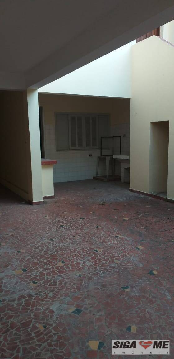 Casa para alugar com 4 quartos, 250m² - Foto 26