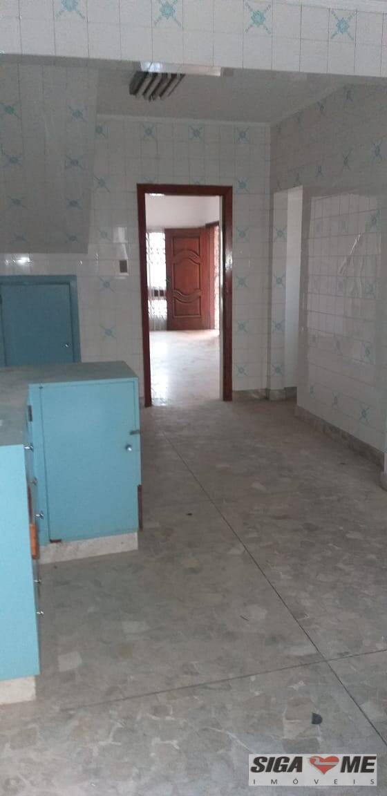 Casa para alugar com 4 quartos, 250m² - Foto 27