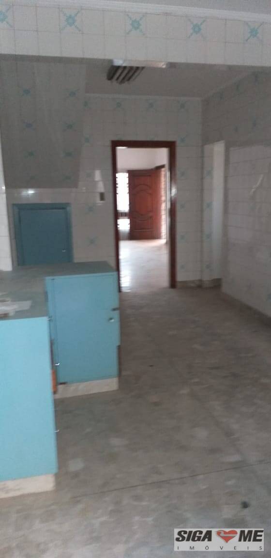 Casa para alugar com 4 quartos, 250m² - Foto 29