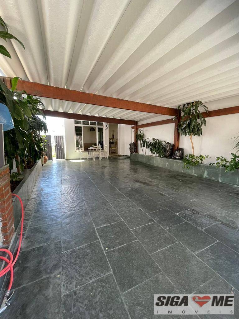 Casa à venda com 4 quartos, 220m² - Foto 1