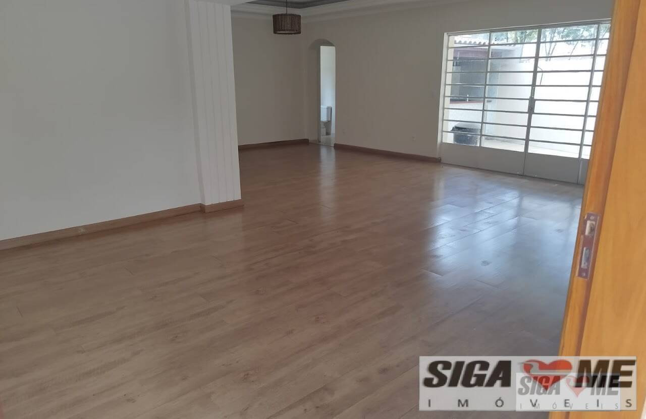 Casa para alugar com 3 quartos, 230m² - Foto 1